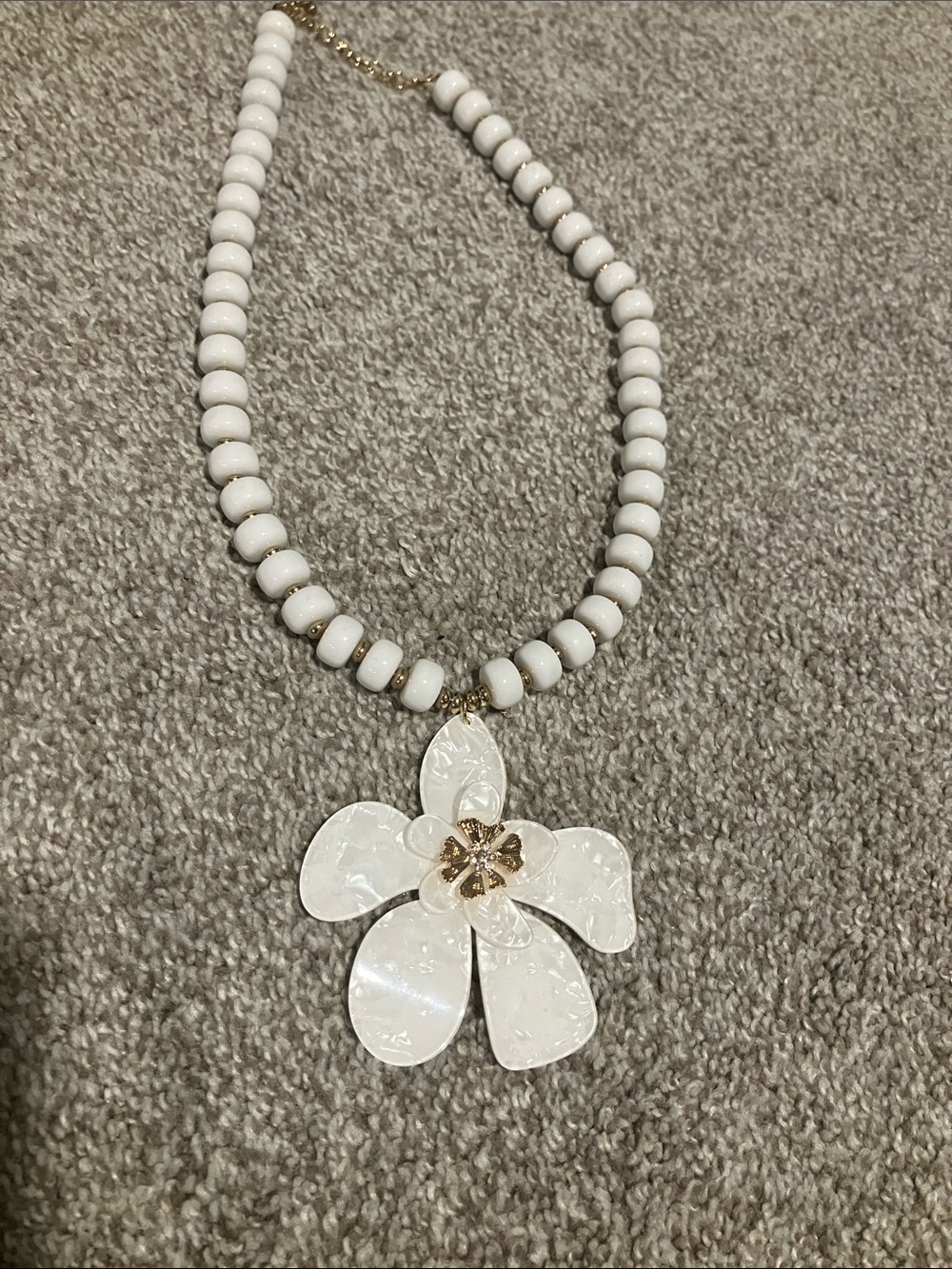 WHITE BEADED FLOWERS NECKLACE WITH ACRYLIC AND ALLOY PENDANT VINTAGE DESIGN